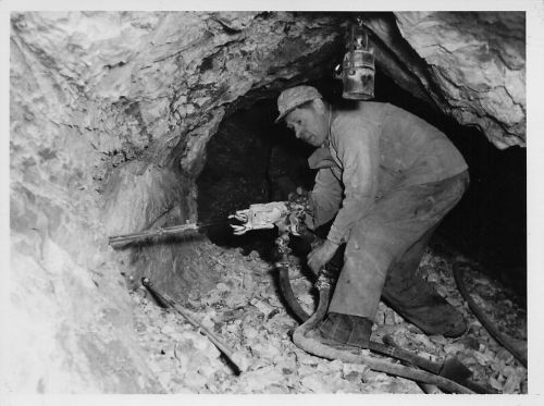 Bergwerk 1953 Materialgewinnung
Der Erzbergbau wurde bis 1957 auf "Sparflamme" weiterbetrieben. Nach 1957 wurde in dem Bergwerk noch Dolomit abgebaut, bis der Bergbau schließlich nach einem großen Felssturz im Jahr 1999 vollständig eingestellt 
