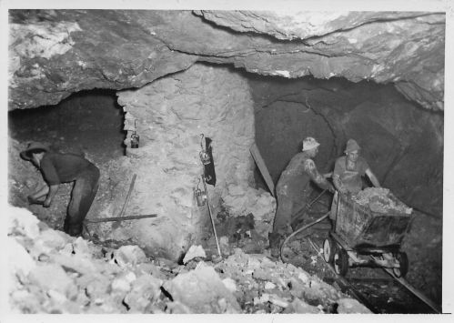 Bergwerk 1953 Erzgewinnung
Der Erzbergbau wurde bis 1957 auf "Sparflamme" weiterbetrieben. Nach 1957 wurde in dem Bergwerk noch Dolomit abgebaut, bis der Bergbau schließlich nach einem großen Felssturz im Jahr 1999 vollständig eingestellt 
