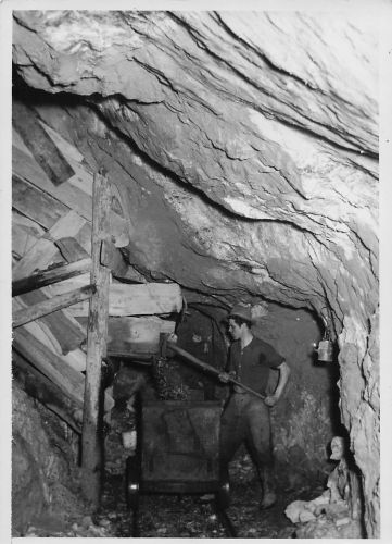 Bergwerk 1953 Schottergewinnung
Der Erzbergbau wurde bis 1957 auf "Sparflamme" weiterbetrieben. Nach 1957 wurde in dem Bergwerk noch Dolomit abgebaut, bis der Bergbau schließlich nach einem großen Felssturz im Jahr 1999 vollständig eingestellt 
