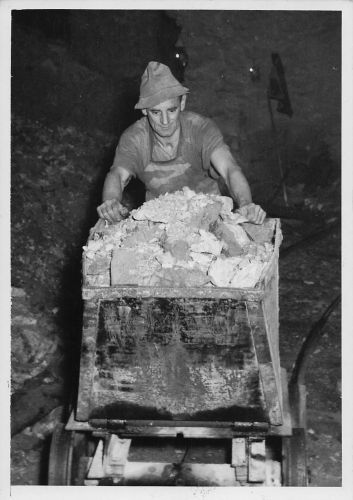 Bergwerk 1953 Erzförderung
Der Erzbergbau wurde bis 1957 auf "Sparflamme" weiterbetrieben. Nach 1957 wurde in dem Bergwerk noch Dolomit abgebaut, bis der Bergbau schließlich nach einem großen Felssturz im Jahr 1999 vollständig eingestellt 
