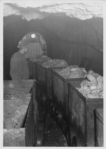 Bergwerk 1953 Erztransport nach Obertag
Der Erzbergbau wurde bis 1957 auf "Sparflamme" weiterbetrieben. Nach 1957 wurde in dem Bergwerk noch Dolomit abgebaut, bis der Bergbau schließlich nach einem großen Felssturz im Jahr 1999 vollständig eingestellt 
